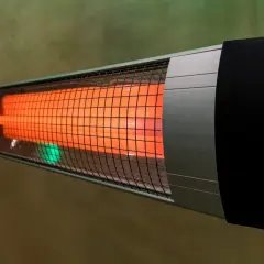 Un appareil de chauffage infrarouge diffuse une douce chaleur orangée, parfait pour réchauffer une pièce.