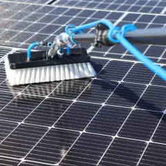 Brosse de nettoyage pour panneau solaire en action, assurant une efficacité maximale.