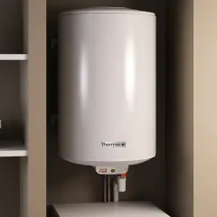 Chauffe eau thermodynamique Thermor, discret dans son placard. Pas de bruit, juste de l'eau chaude.