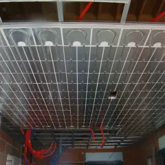 Système de chauffage par le plafond, avec des tubes en cuivre intégrés dans des panneaux réfléchissants. Ce mur chauffant promet un confort thermique optimal.