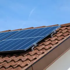 Panneaux photovoltaïques sur un toit de tuiles. Combien de panneaux photovoltaïques pour 5000 kw ?