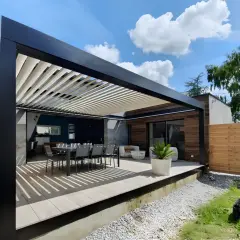Une pergola bioclimatique c'est quoi ? C'est une terrasse moderne avec une structure à lames orientables, offrant confort et design.