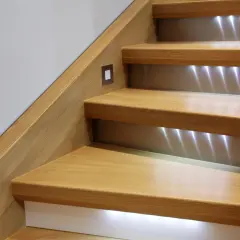 Escalier moderne en bois avec éclairage LED intégré. L'ossature bois des marches crée une ambiance chaleureuse et sécurisante.