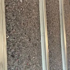 Isolation d'un mur avec de la ouate de cellulose ou de la laine de verre, prête à être recouverte.
