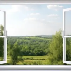 Vue d'une campagne verdoyante à travers une fenêtre à l'anglaise ouverte. Le soleil brille sur les collines et les arbres.