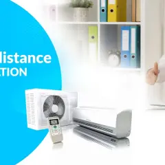 Guide sur la norme distance climatisation : unité extérieure, intérieure et télécommande. Une femme souriante fait un double pouce levé.