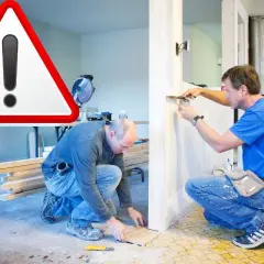 Attention ! Deux ouvriers travaillent sur un chantier, peut-être pour une future éco construction.