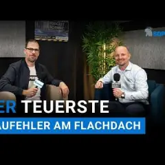 Deux hommes discutent dans un studio. L'un d'eux tient un micro. Le texte indique "Les erreurs de construction les plus chères sur un toit plat ossature bois".