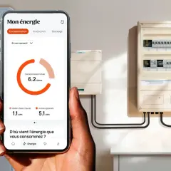 Le smartphone affiche "Mon énergie", montrant que les "Autres appareils" consomment le plus (5.1 kWh) dans une maison, devant le ballon d'eau chaude (1.1 kWh).