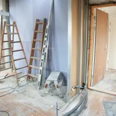 Chantiers en cours pour une rénovation énergétique de bâtiment : échelles, outils et matériaux prêts pour transformer l'espace.