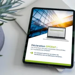 Tablette affichant "Déclaration OPERAT : Les 10 erreurs les plus courantes rencontrées sur la plateforme OPERAT". Une plante verte est à gauche.
