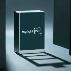 Un appareil "mylight 150+" avec un logo en forme de batterie virtuelle, posé sur un fond bleu clair.