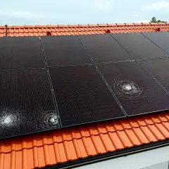 Panneaux solaires endommagés par la grêle, montrant l'importance de l'assurance panneau solaire pour couvrir ces sinistres.