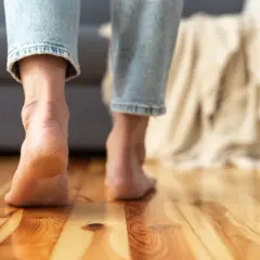 Pieds nus sur un plancher de bois chauffant, le confort est palpable. Le coût d'un plancher chauffant est vite oublié face à cette sensation.