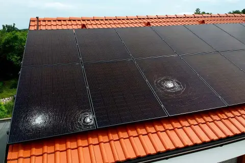 Panneaux solaires endommagés par la grêle, montrant l'importance de l'assurance panneau solaire pour couvrir ces sinistres.
