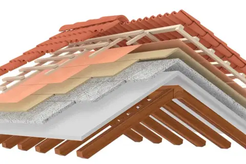 Coupe d'une toiture montrant les différentes couches : tuiles, liteaux, écran sous toiture obligatoire, isolant, pare-vapeur et charpente bois.