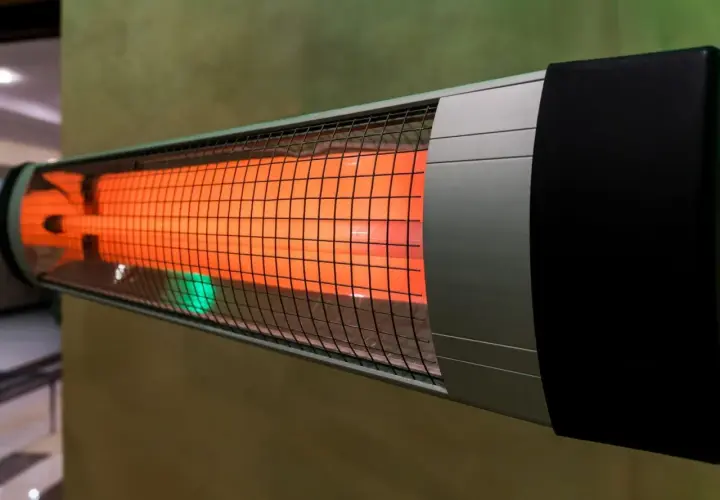 Un appareil de chauffage infrarouge diffuse une douce chaleur orangée, parfait pour réchauffer une pièce.