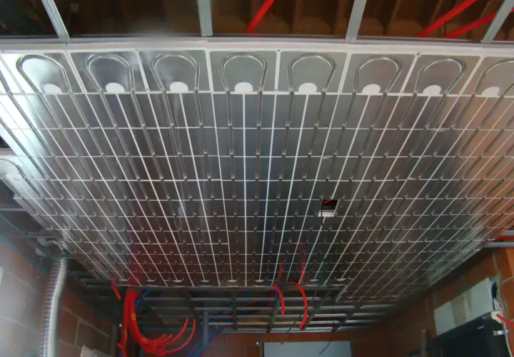 Système de chauffage par le plafond, avec des tubes en cuivre intégrés dans des panneaux réfléchissants. Ce mur chauffant promet un confort thermique optimal.