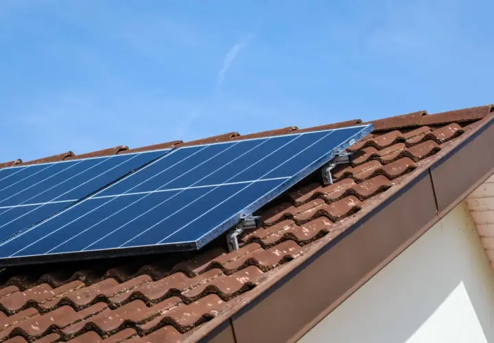 Panneaux photovoltaïques sur un toit de tuiles. Combien de panneaux photovoltaïques pour 5000 kw ?