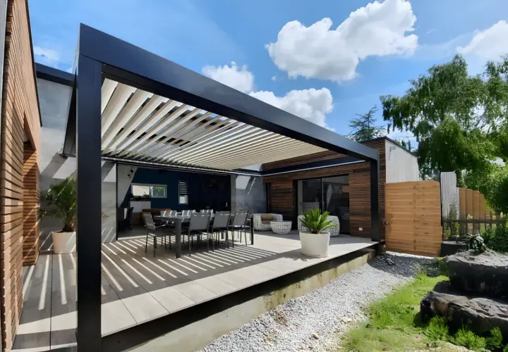 Une pergola bioclimatique c'est quoi ? C'est une terrasse moderne avec une structure à lames orientables, offrant confort et design.