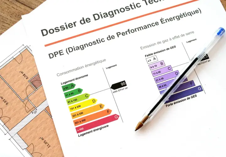 Dossier DPE, avec graphiques de consommation et d'émission de GES, rappelant la norme RT 2012.