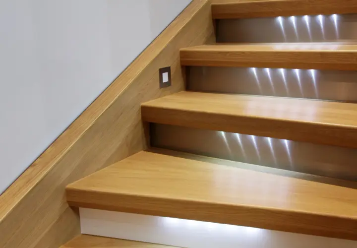 Escalier moderne en bois avec éclairage LED intégré. L'ossature bois des marches crée une ambiance chaleureuse et sécurisante.