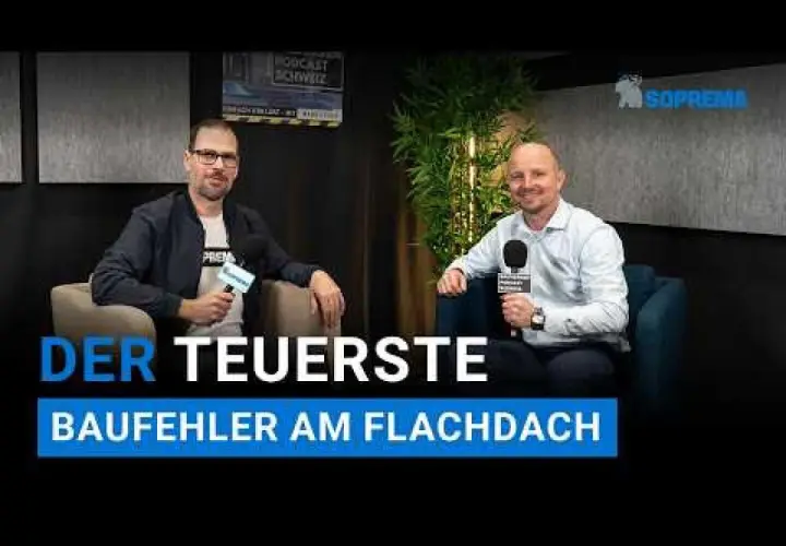 Deux hommes discutent dans un studio. L'un d'eux tient un micro. Le texte indique "Les erreurs de construction les plus chères sur un toit plat ossature bois".