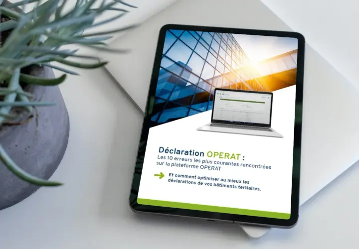 Tablette affichant "Déclaration OPERAT : Les 10 erreurs les plus courantes rencontrées sur la plateforme OPERAT". Une plante verte est à gauche.