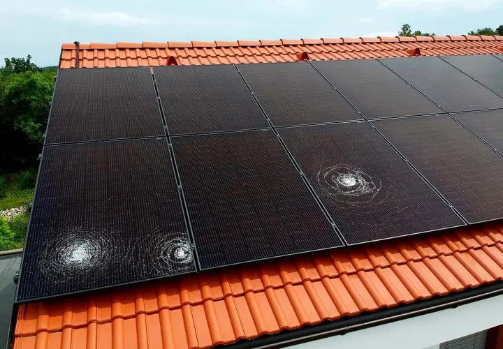 Panneaux solaires endommagés par la grêle, montrant l'importance de l'assurance panneau solaire pour couvrir ces sinistres.