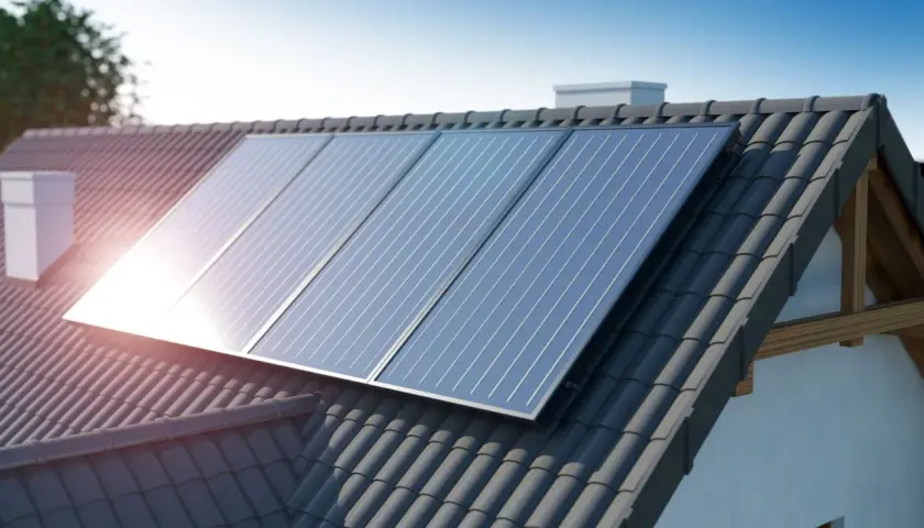 Panneaux solaires aérovoltaïques brillent sur un toit de tuiles sombres, captant l'énergie du soleil pour une maison écoresponsable.