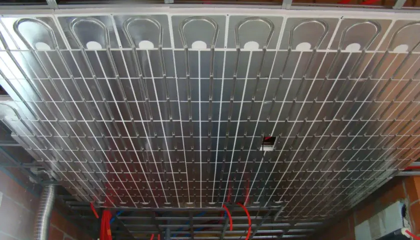 Système de chauffage par le plafond, avec des tubes en cuivre intégrés dans des panneaux réfléchissants. Ce mur chauffant promet un confort thermique optimal.