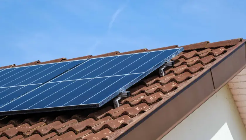 Panneaux photovoltaïques sur un toit de tuiles. Combien de panneaux photovoltaïques pour 5000 kw ?