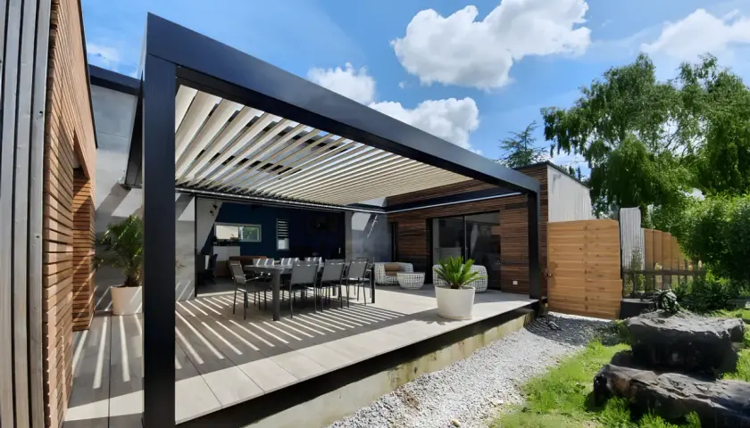 Une pergola bioclimatique c'est quoi ? C'est une terrasse moderne avec une structure à lames orientables, offrant confort et design.