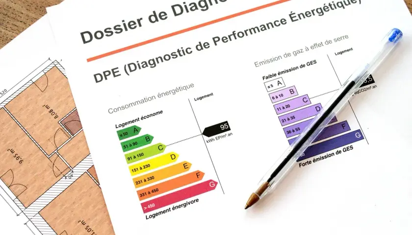 Dossier DPE, avec graphiques de consommation et d'émission de GES, rappelant la norme RT 2012.