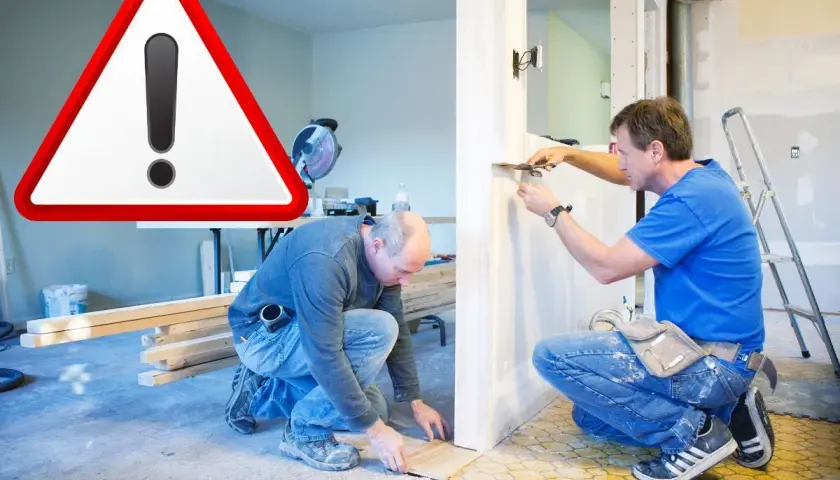 Attention ! Deux ouvriers travaillent sur un chantier, peut-être pour une future éco construction.