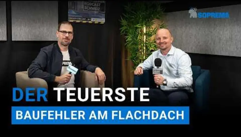 Deux hommes discutent dans un studio. L'un d'eux tient un micro. Le texte indique "Les erreurs de construction les plus chères sur un toit plat ossature bois".