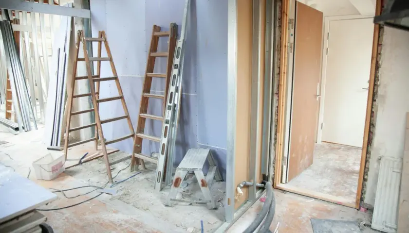 Chantiers en cours pour une rénovation énergétique de bâtiment : échelles, outils et matériaux prêts pour transformer l'espace.