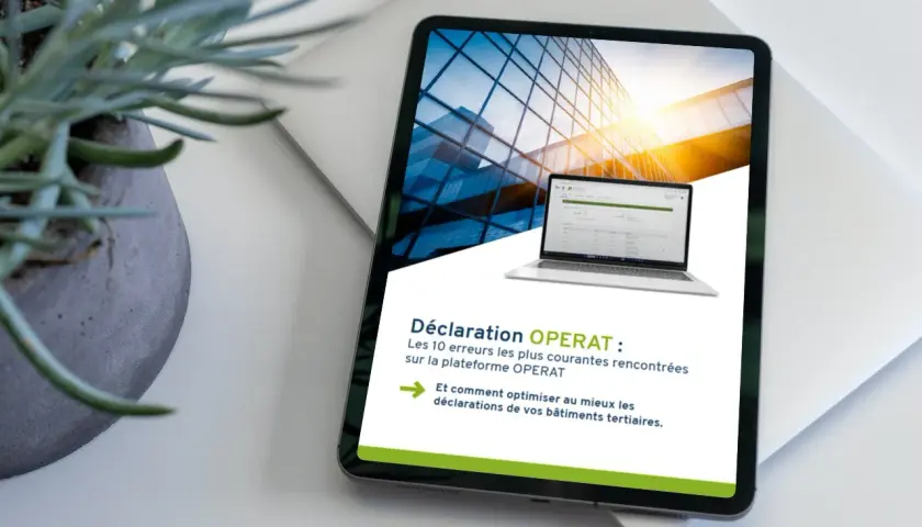 Tablette affichant "Déclaration OPERAT : Les 10 erreurs les plus courantes rencontrées sur la plateforme OPERAT". Une plante verte est à gauche.