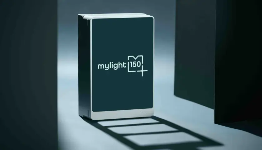 Un appareil "mylight 150+" avec un logo en forme de batterie virtuelle, posé sur un fond bleu clair.