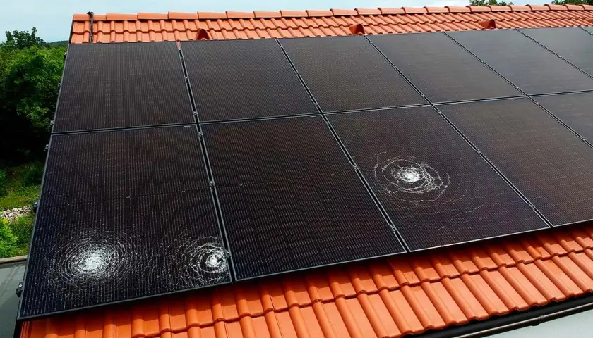 Panneaux solaires endommagés par la grêle, montrant l'importance de l'assurance panneau solaire pour couvrir ces sinistres.