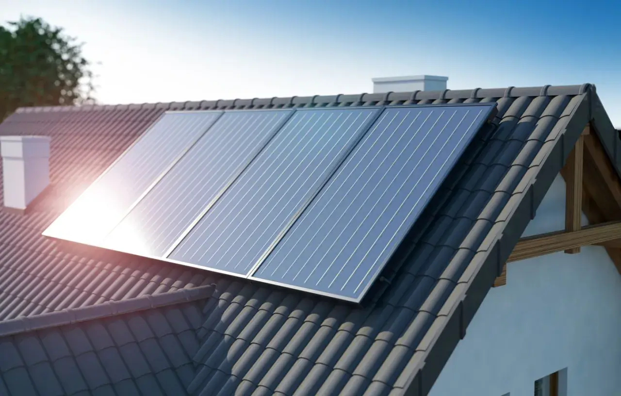 Panneaux solaires aérovoltaïques brillent sur un toit de tuiles sombres, captant l'énergie du soleil pour une maison écoresponsable.