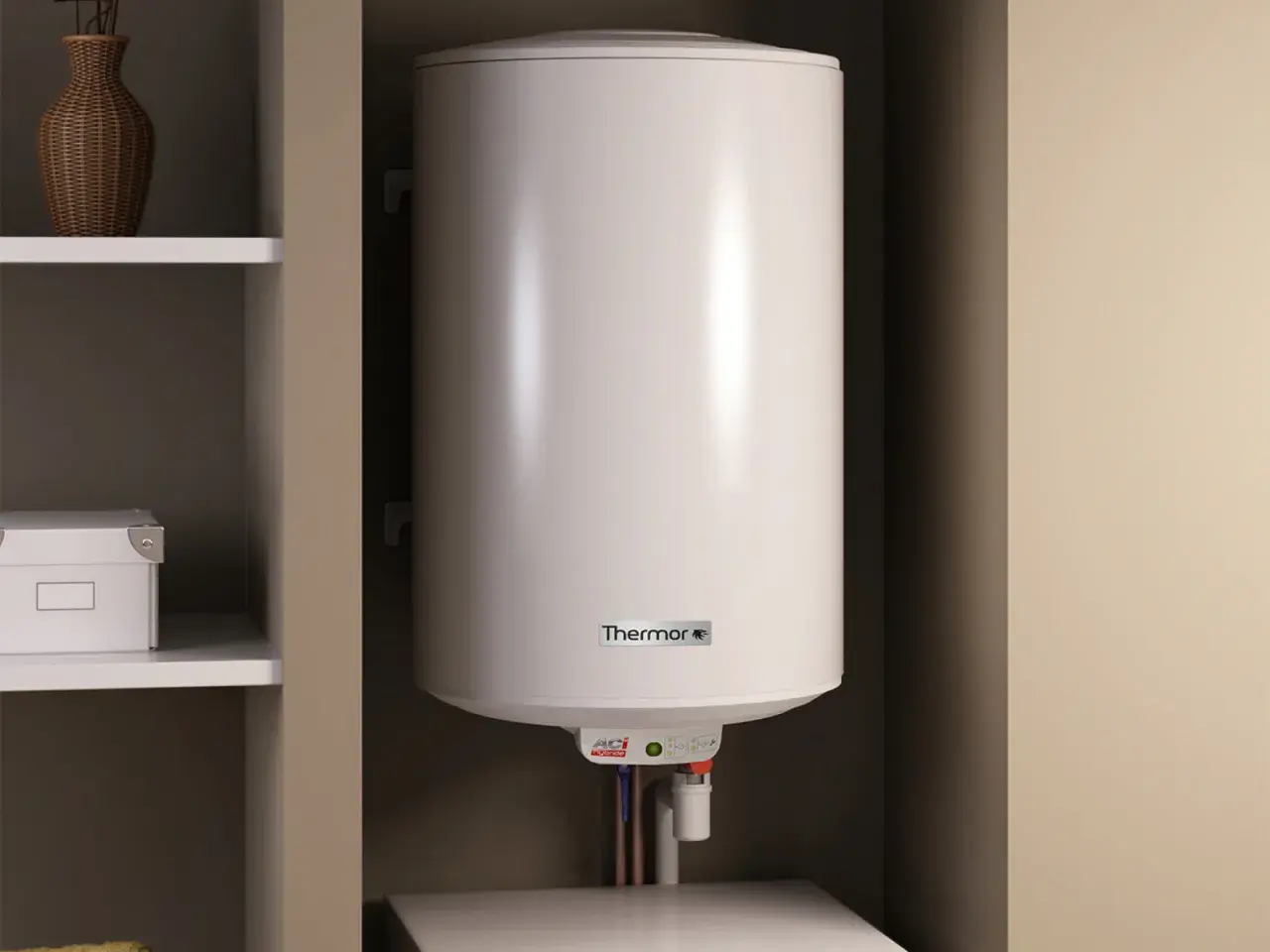 Chauffe eau thermodynamique Thermor, discret dans son placard. Pas de bruit, juste de l'eau chaude.