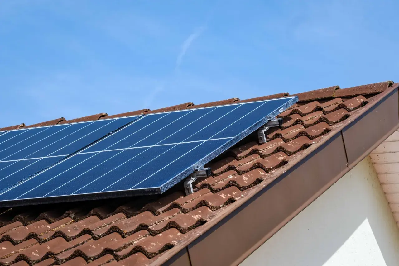 Panneaux photovoltaïques sur un toit de tuiles. Combien de panneaux photovoltaïques pour 5000 kw ?