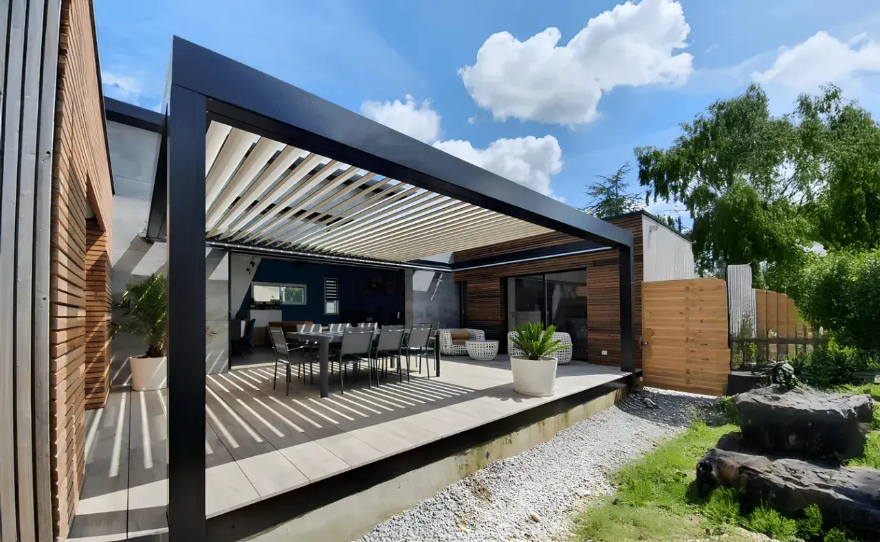 Une pergola bioclimatique c'est quoi ? C'est une terrasse moderne avec une structure à lames orientables, offrant confort et design.