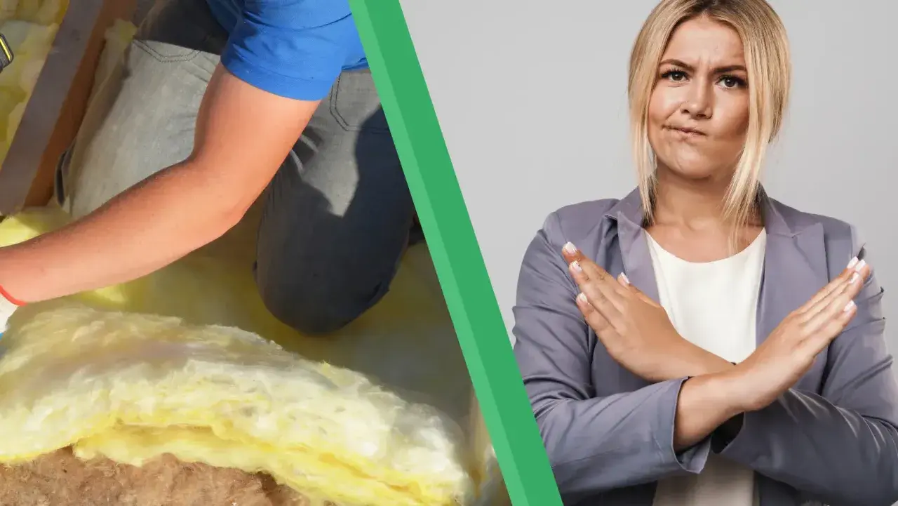 Comment isoler maison ancienne : un artisan pose de l'isolant jaune, tandis qu'une femme fait un signe d'interdiction.
