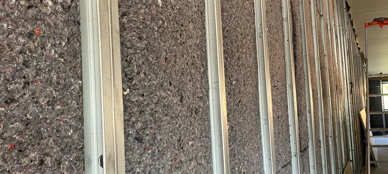 Isolation d'un mur avec de la ouate de cellulose ou de la laine de verre, prête à être recouverte.