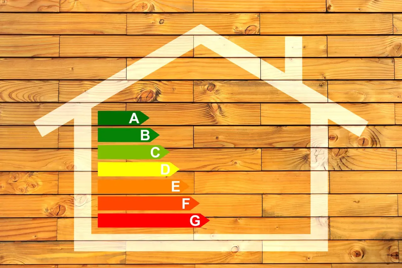 Diagramme d'efficacité énergétique maison, avec une échelle de A à G sur fond de bois.