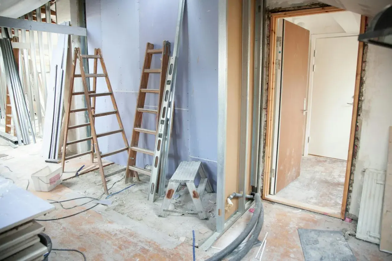 Chantiers en cours pour une rénovation énergétique de bâtiment : échelles, outils et matériaux prêts pour transformer l'espace.
