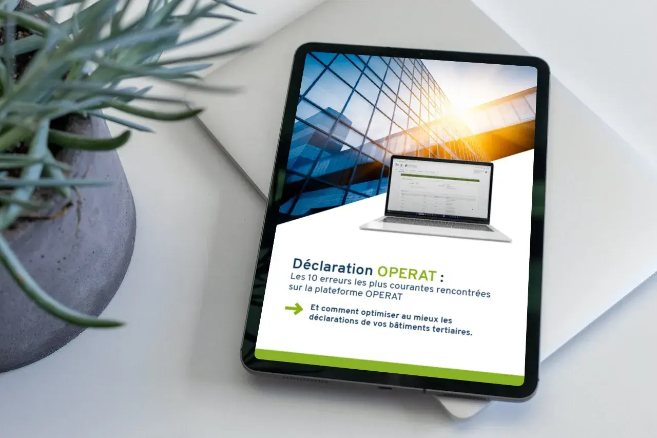Tablette affichant "Déclaration OPERAT : Les 10 erreurs les plus courantes rencontrées sur la plateforme OPERAT". Une plante verte est à gauche.