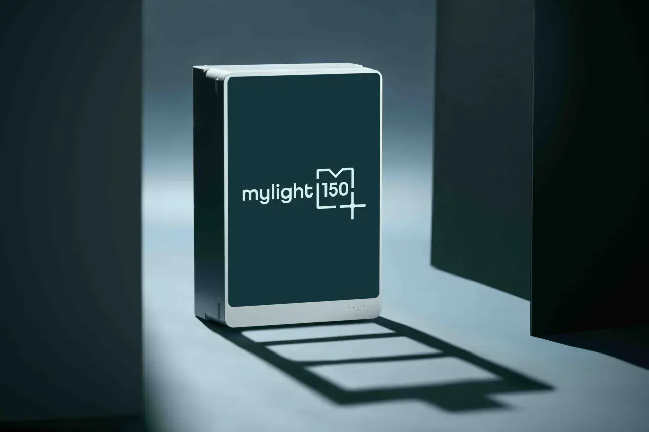 Un appareil "mylight 150+" avec un logo en forme de batterie virtuelle, posé sur un fond bleu clair.